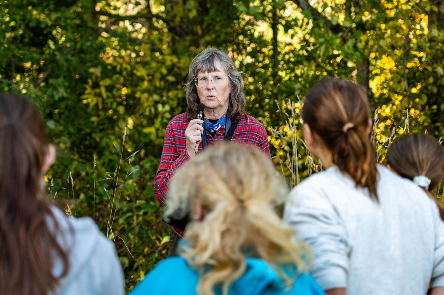 Barn blir undervisade i utomhusmiljö av åtgärdssamordnaren Lena